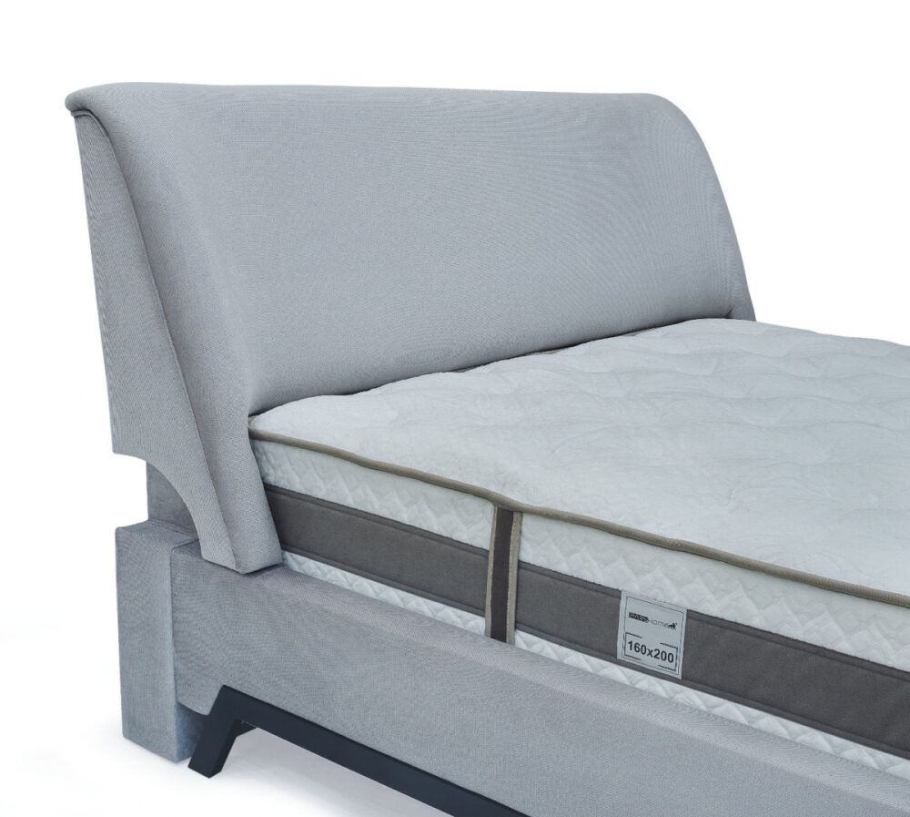 תקריב למיטה זוגית מרופדת