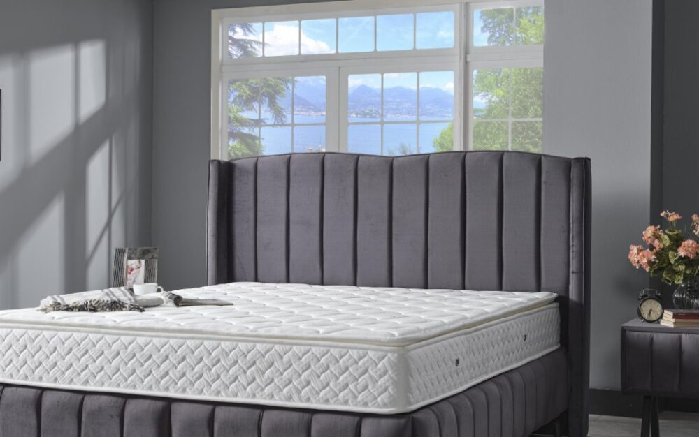 מיטה זוגית מרופדת עם משענת ראש