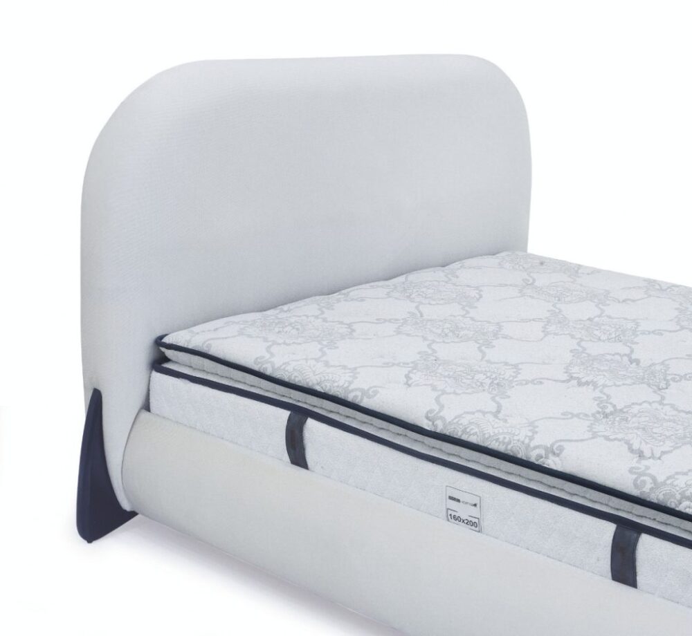 מיטה מרופדת