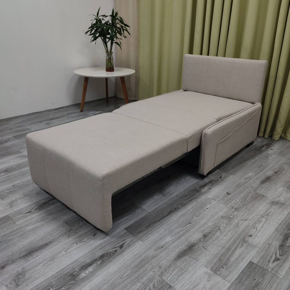 כורסא לבנה נפתחת למיטה